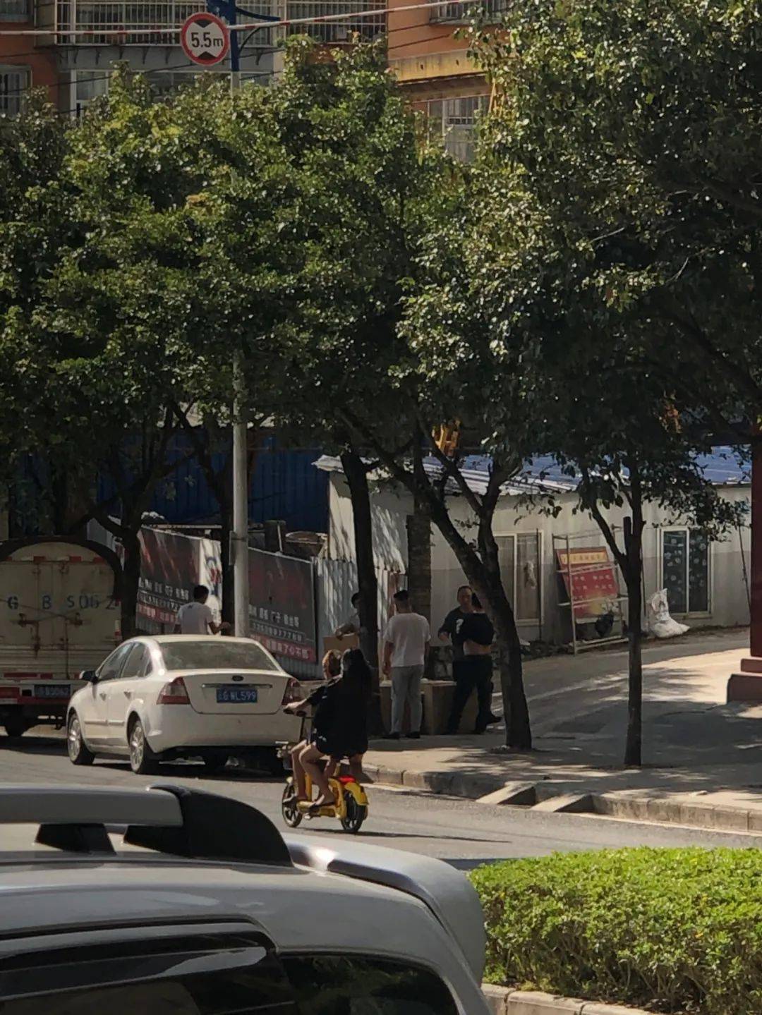 人走垃圾留△佔道停車,電動車亂停△十字路口行人闖紅燈△龍馳小區