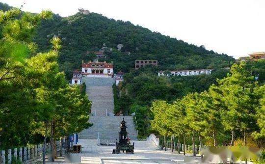 卜算子61海棠山眺望海棠山,树障千层蔽.闪闪佛光绿影间,紫气冲天立.