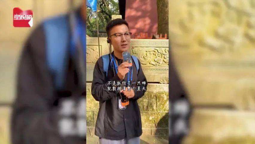 在网络上,代帅早就小有名气,他以"普陀山小帅"注册的抖音号,拥有粉丝