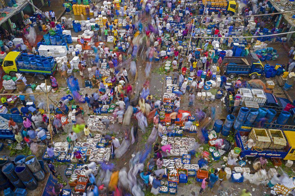 无人机捕捉孟加拉鱼市繁忙景象 生活气息浓郁