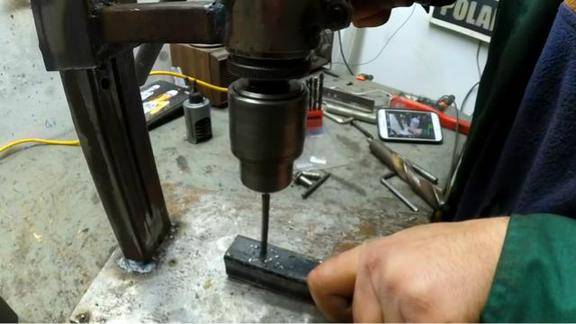 用方管和钢板diy电钻支架把电钻改成台钻