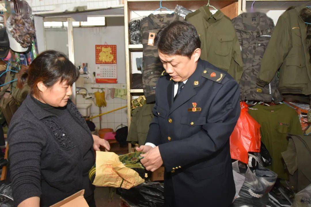 對(一)解放軍和武警部隊現行外觀制式服裝,包括:軍帽,夏常服,春秋常服