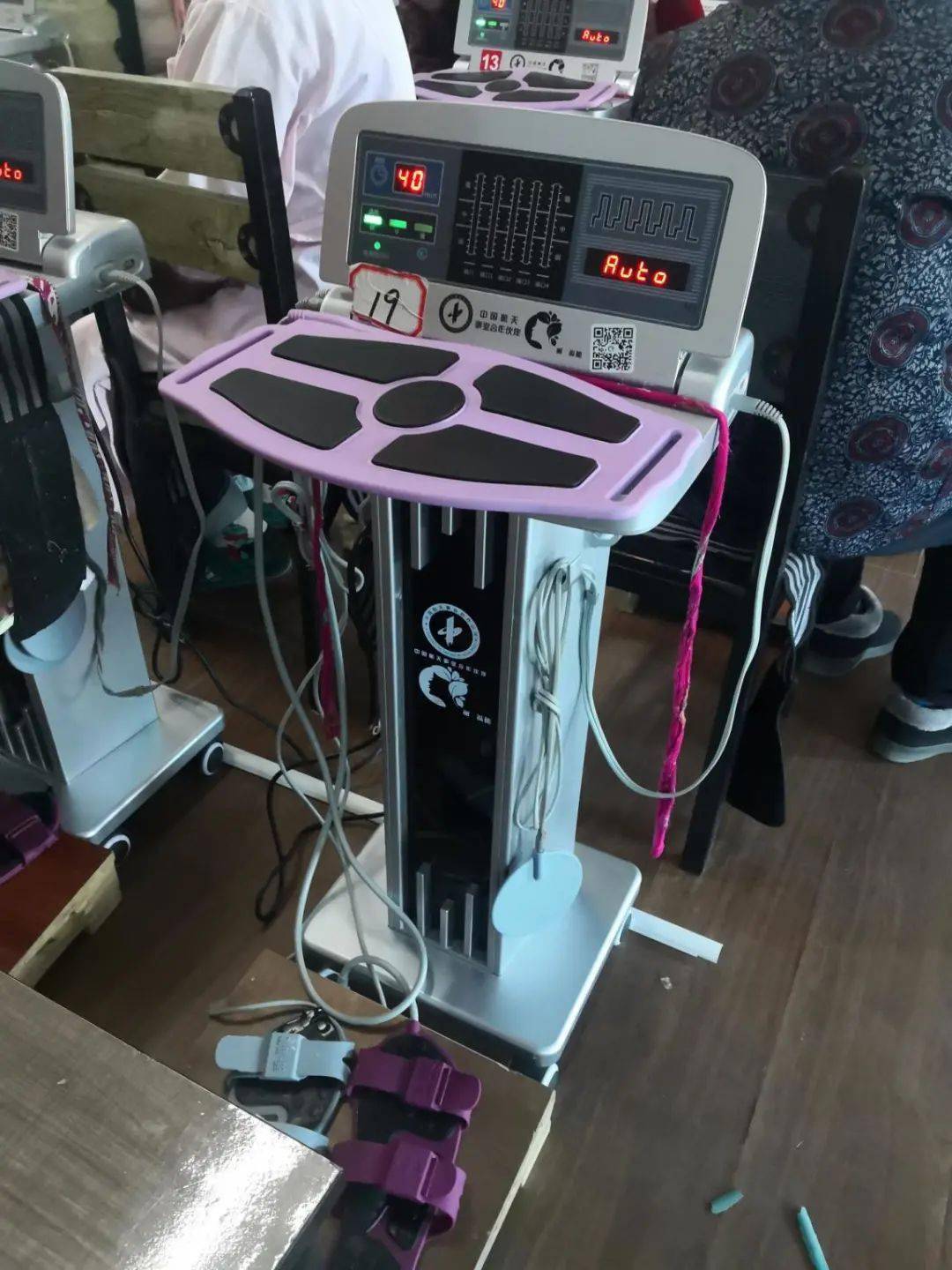 而这种"法拉第波"出自一台"高大上"的仪器——丽福健多功能美体锻炼器