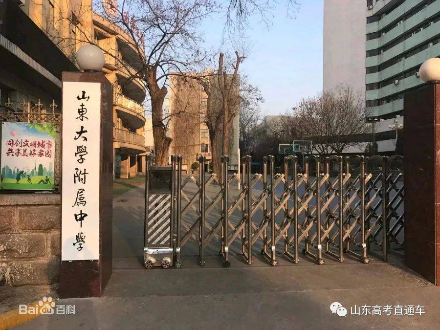 接孩子的大妈突然从电动车上跌落,万幸的是,两个山大医学生碰巧路过