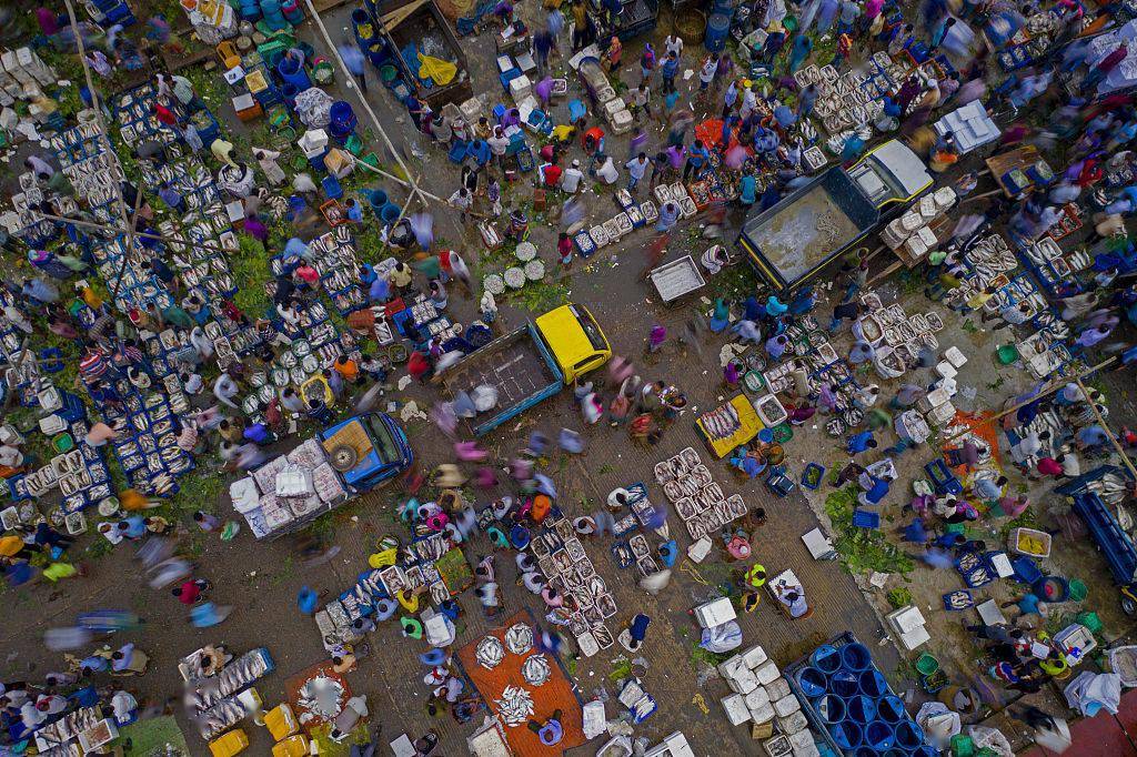 无人机捕捉孟加拉鱼市繁忙景象 生活气息浓郁