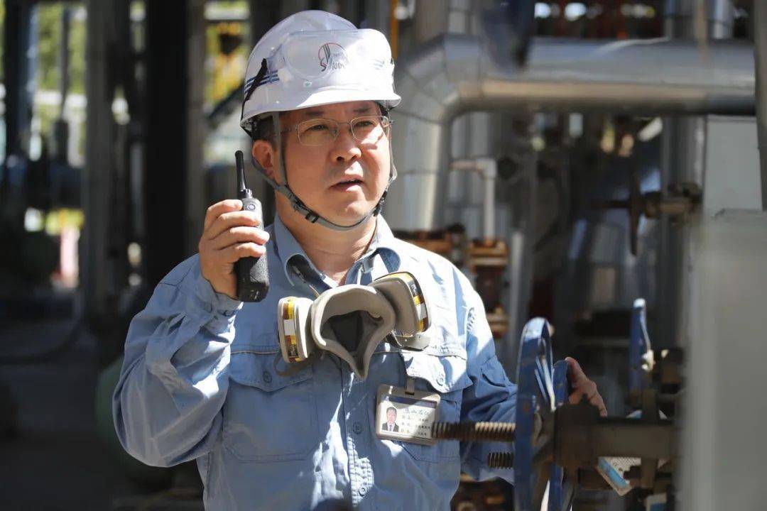 光荣刘胜利获评全国劳模在人民大会堂接受表彰