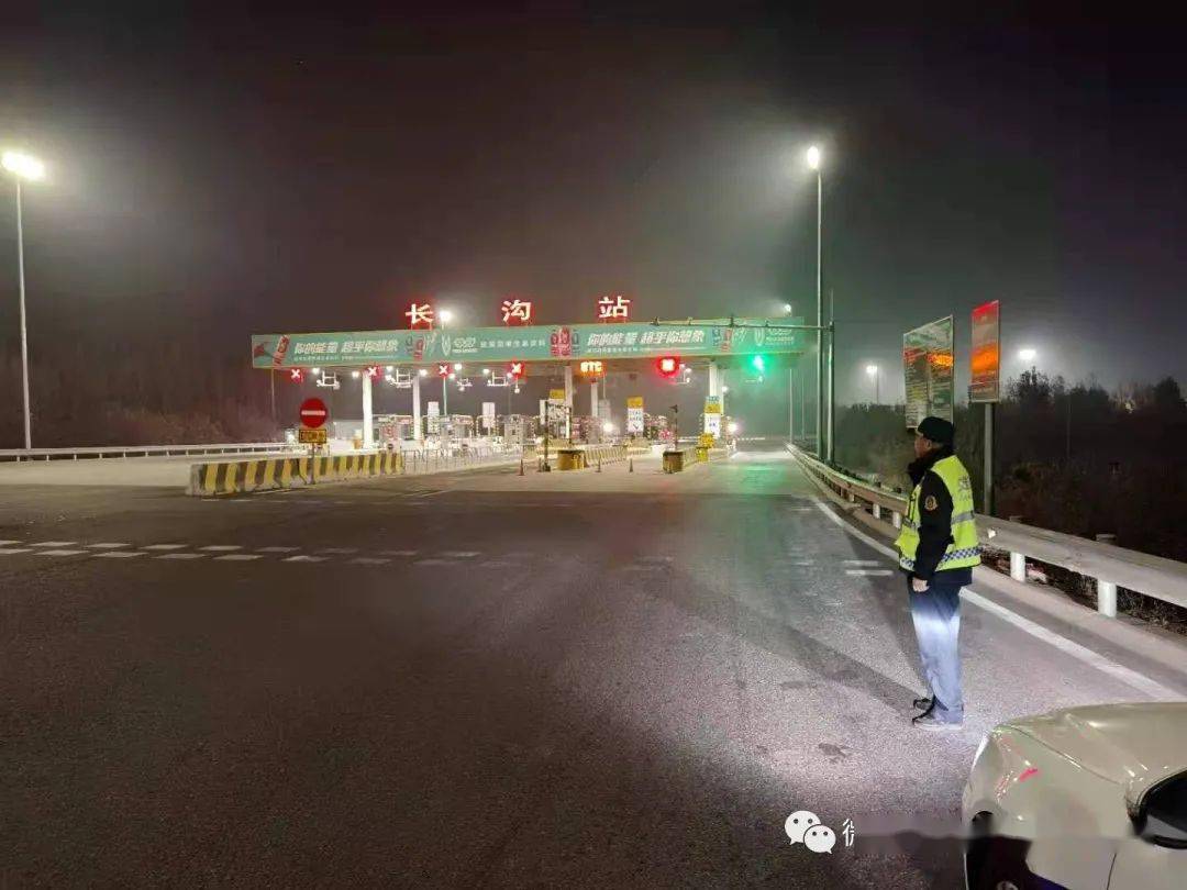 大兴区大兴区治超办组织联合治超,在大兴区西红门收费站(入口方向)