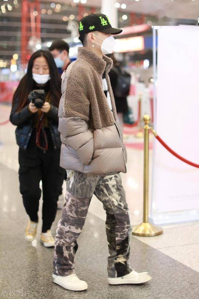 马伯骞穿摇粒绒拼接外套现身机场,带耳环帽子走潮范