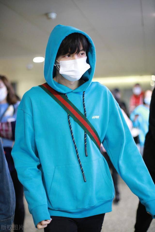 翟潇闻一袭蓝色卫衣穿搭现身机场包裹严实无人识