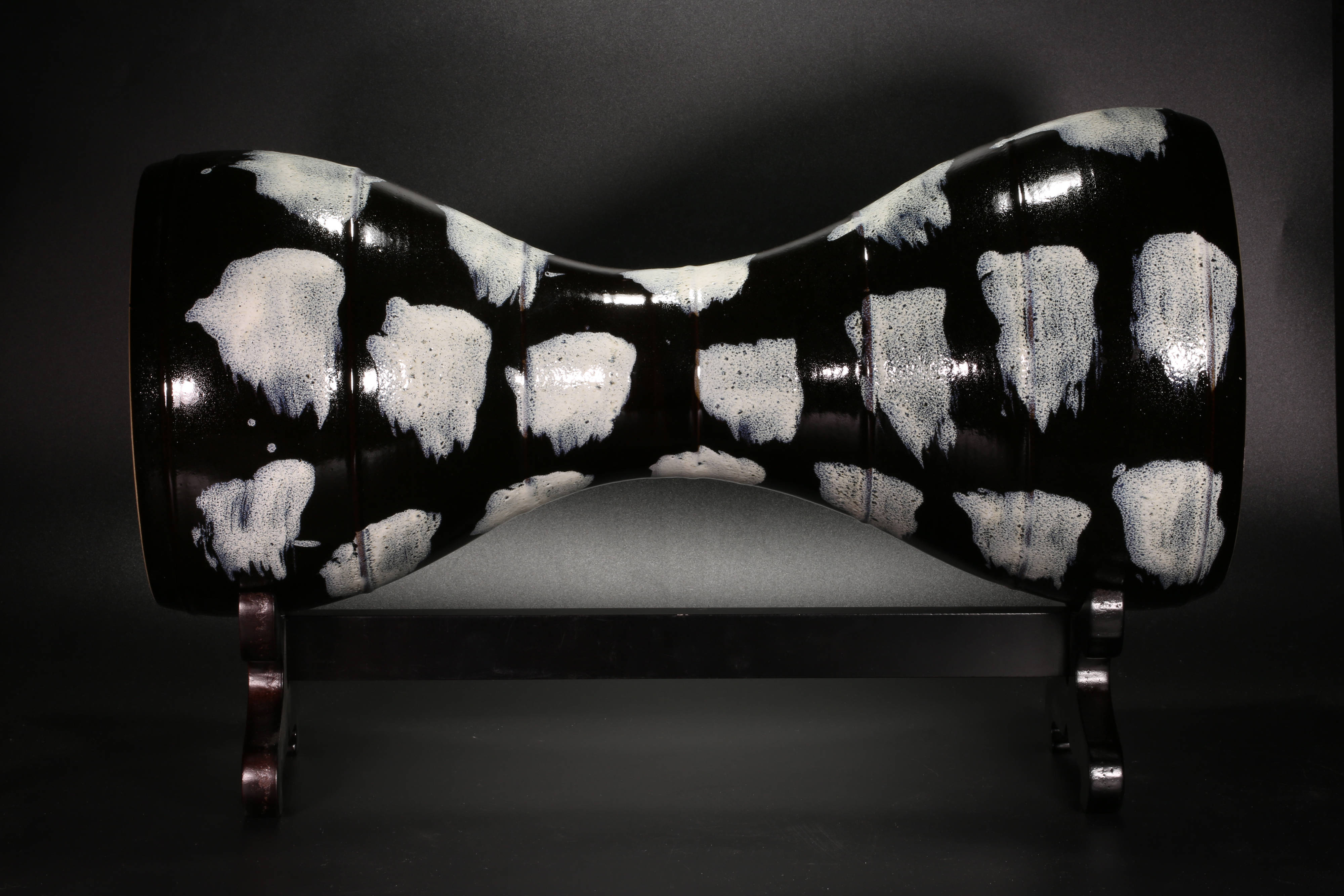 这是鲁山窑花瓷腰鼓的文创产品(8月19日摄).新华社记者 李文哲 摄