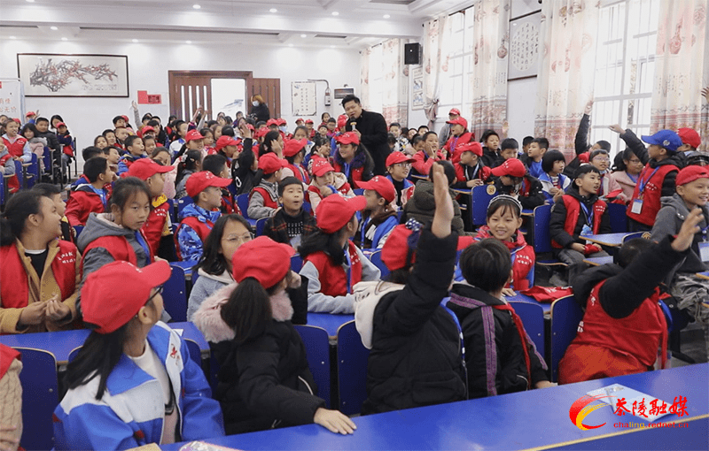 "大"记者进校园领着 "小"记者学新闻_茶陵县