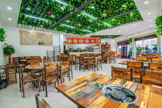 秀山居然还有这种火锅店天麻党参三七当菜吃简直壕无人性