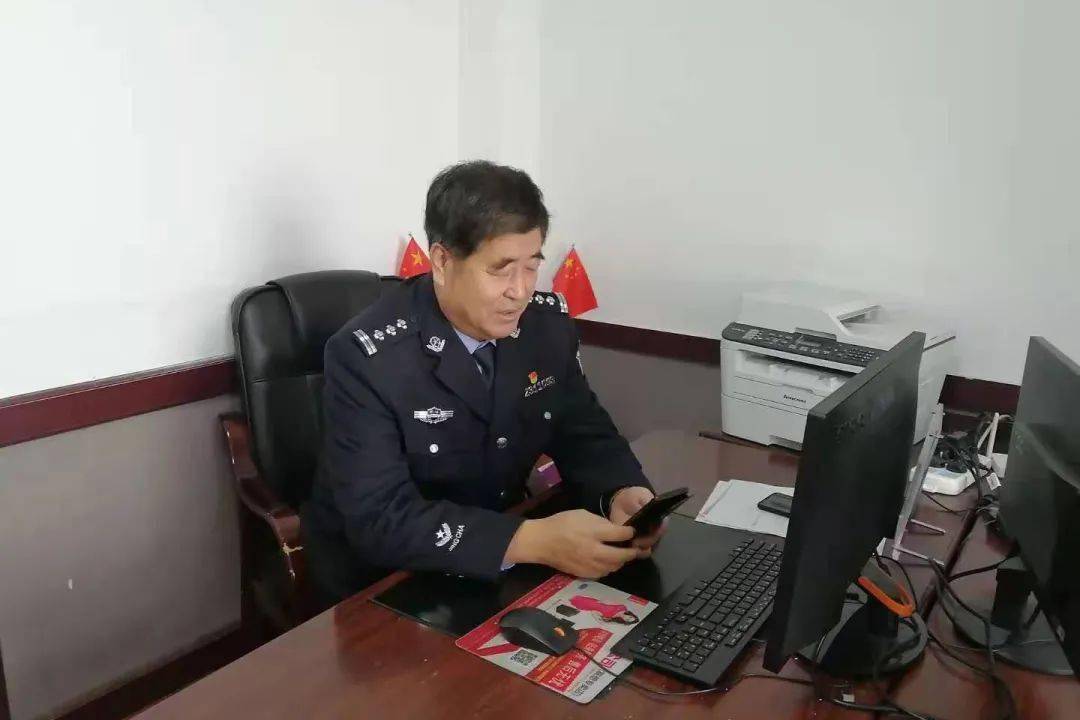 2020年11月 主动学习 紧跟形势 近日,凤凰山监狱为全狱民警开设学习