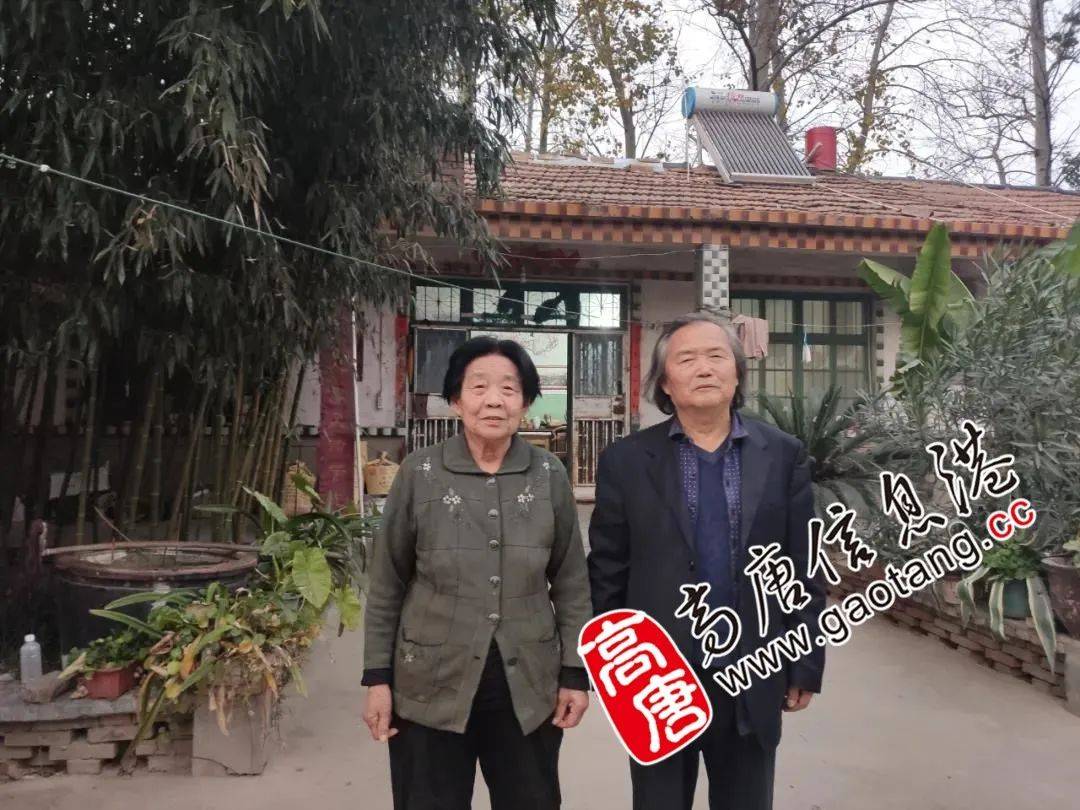 76岁的秦秉忠能书善画,酷爱楹联,是山东省十佳农民画家,中国楹联学会