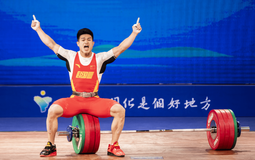 2020新年第一天,石智勇在社交网络上发了一组照片,照片中,厚厚的老茧
