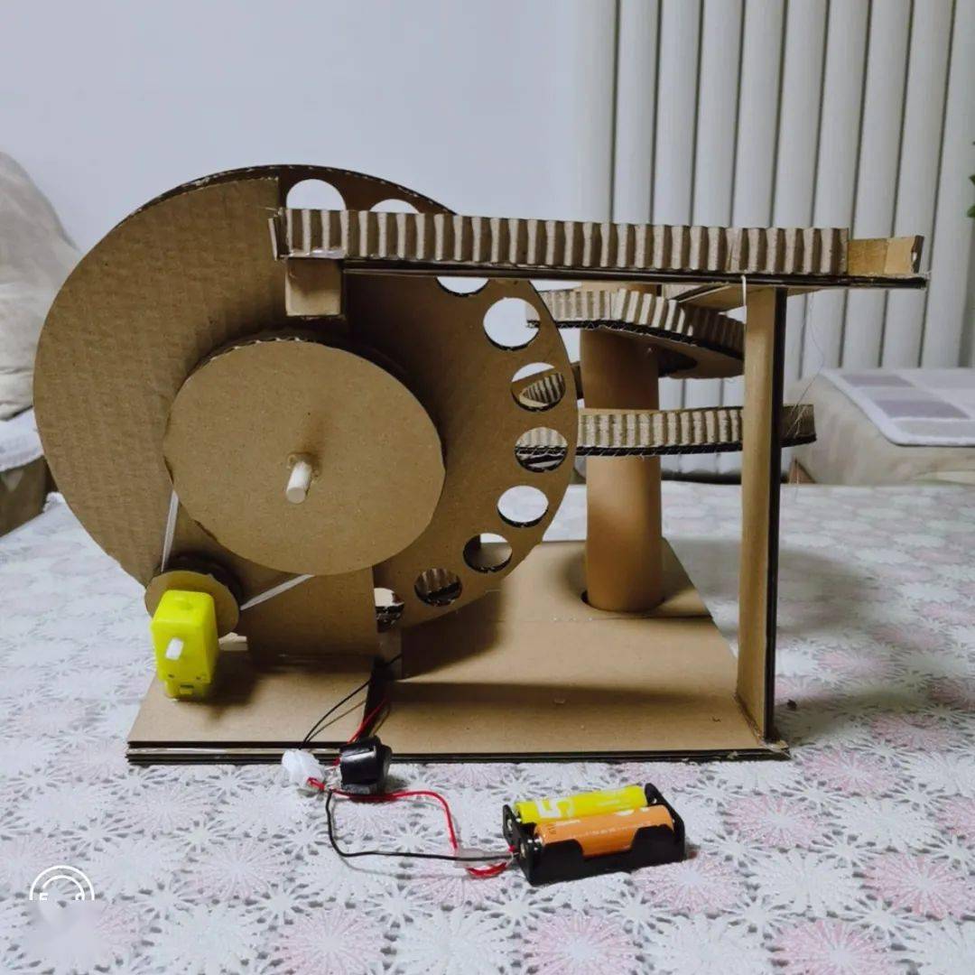 和平街一中小学部王韵琪这幅画作的底框采用的是鞋盒的盖子,将画有鹿