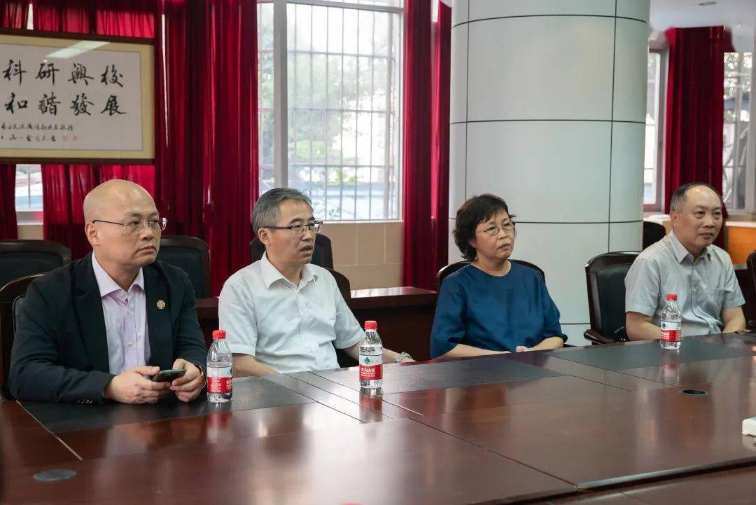 监事李蕴莹等来到广州市第十三中学,赠送《豪贤出大符:朱执信传