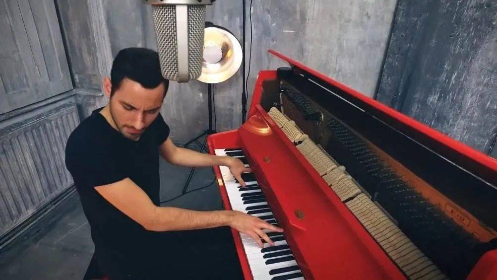 特别推荐国外最火的钢琴网红小哥peterbencedespacito他的钢琴不仅仅