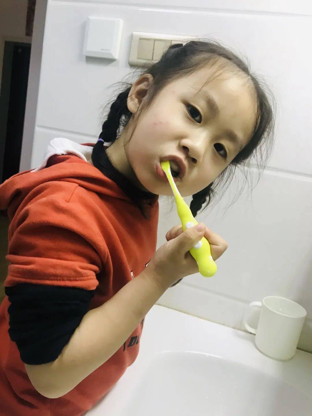 我会唱儿歌漱口歌手拿小水杯,喝口清清水.