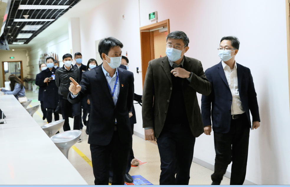 区委副书记,代区长冯晶调研区审管办工作