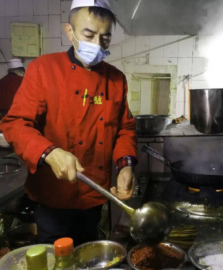 吉里于孜镇下肉孜买提于孜村工作队,村"两委"组织工作队员,村干部入户