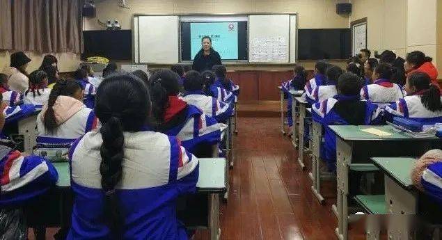 2020年区培计划特级教师名师在类乌齐县开展巡回讲学活动