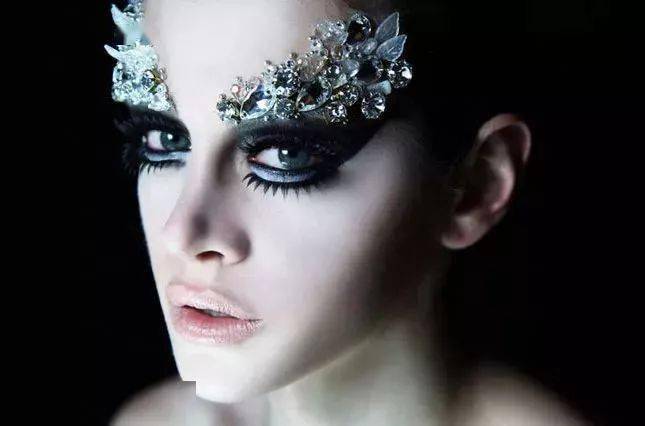 芭蕾舞剧天鹅湖黑天鹅妆容是怎么画出来的教您成为舞蹈女王