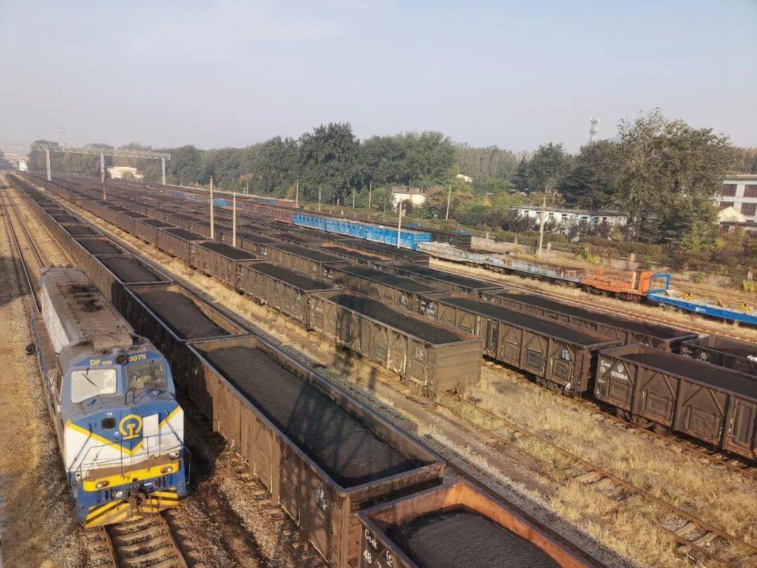 就是ta 21号机车 是1997年投入运用的 gk1f内燃机车 在铁路线上驰骋了