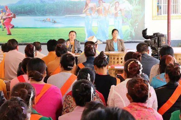 傣语61新闻德宏州用双语宣讲党的十九届五中全会精神