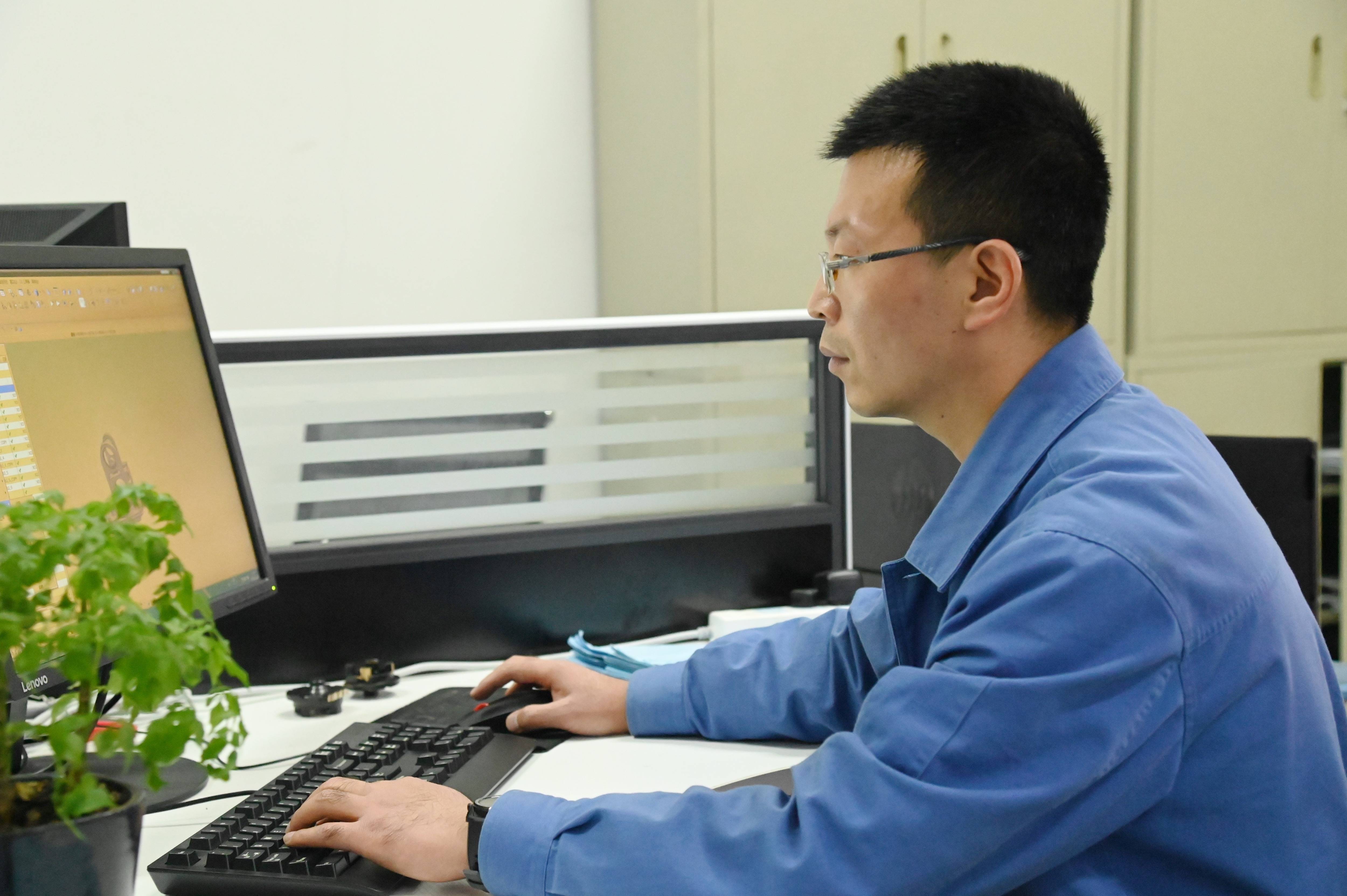 新华社照片,郑州,2020年11月28日为坦克打磨"火眼金睛"——全国劳模