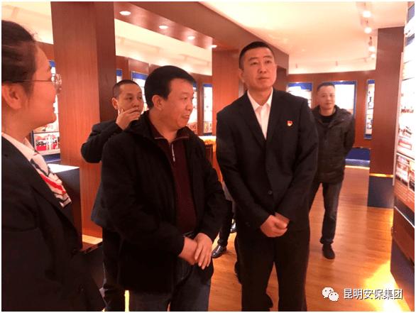 冉光齐董事长一行在董事长段波陪同下,先后参观了昆明安保(集团)有限