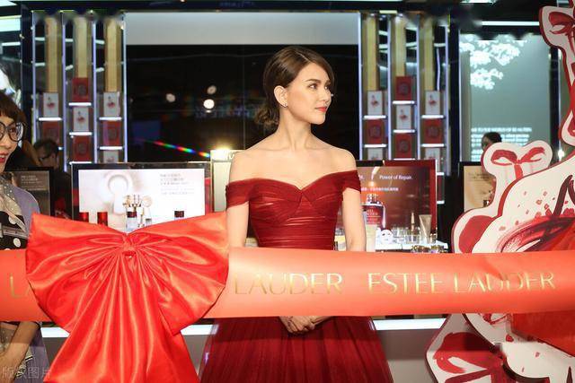 辣妈昆凌一袭红裙美艳大气67676767