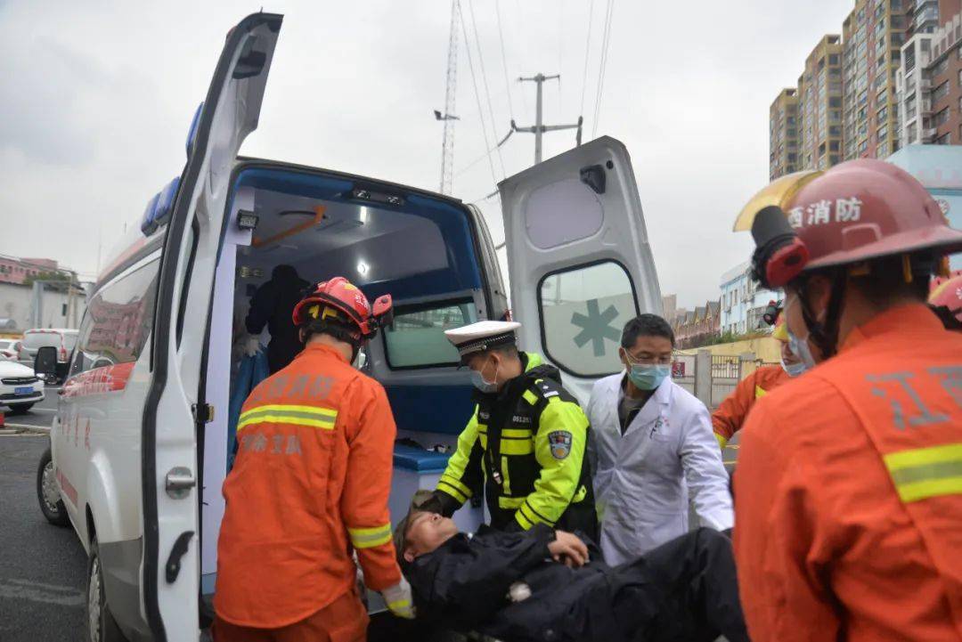 刚刚新余一事故现场110119120全都来了