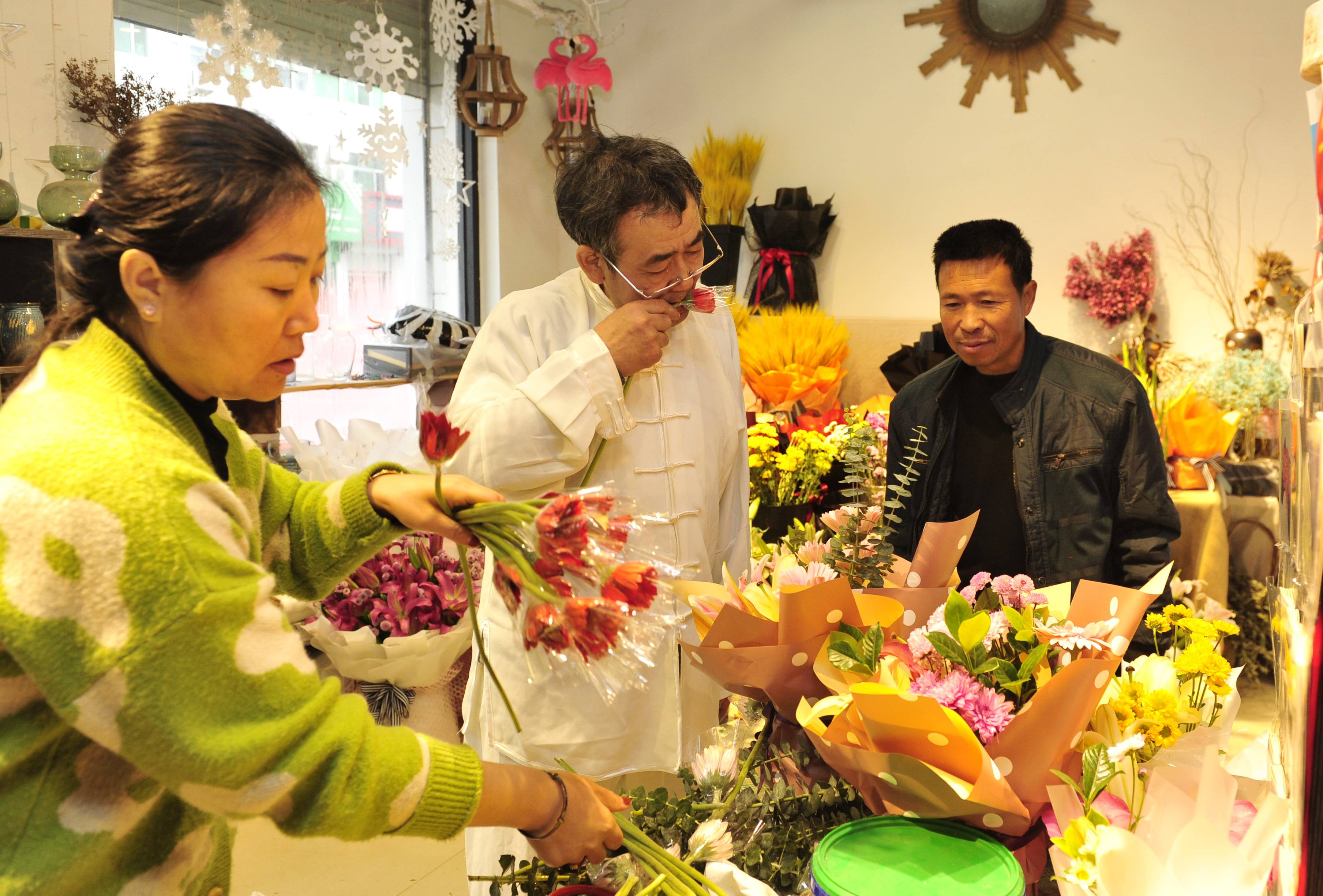 学插花开花店要多少钱(学插花开花店要多少钱一次)