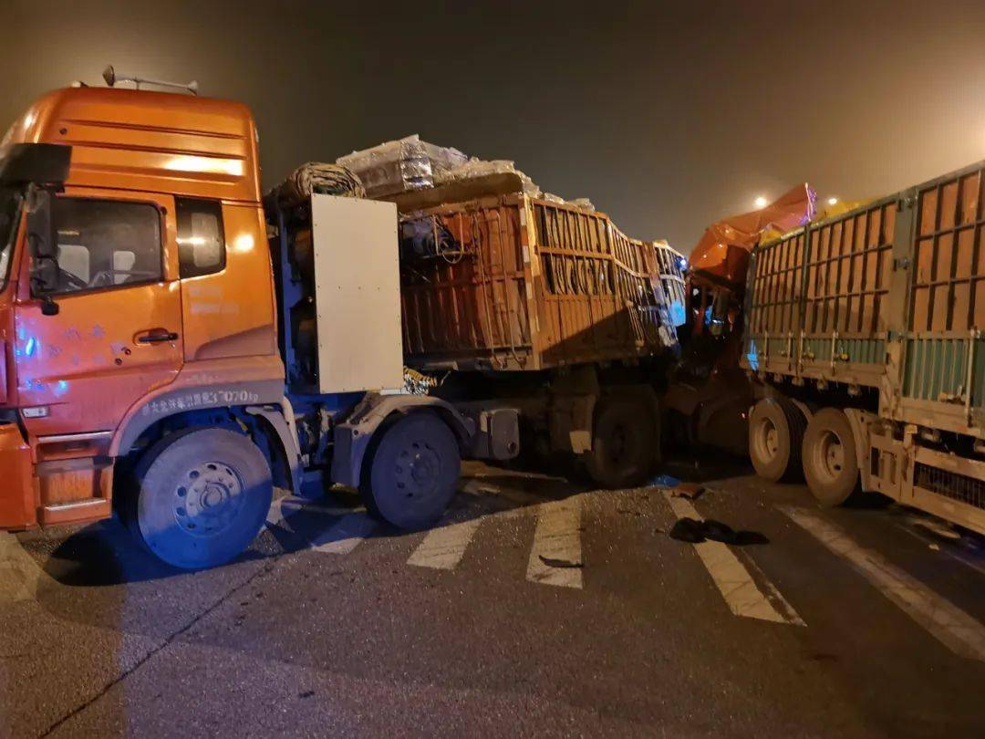 安阳两辆半挂车相撞一人被困!