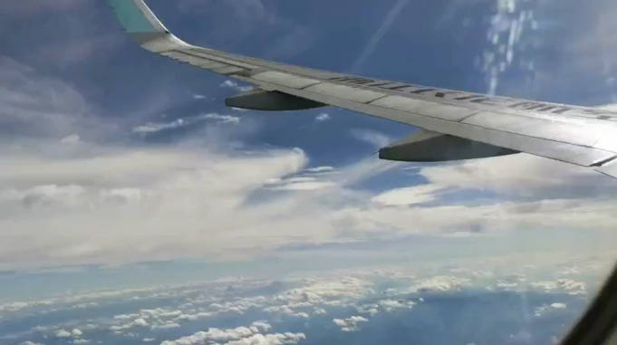 实拍飞机在万米高空云中飞行太壮观