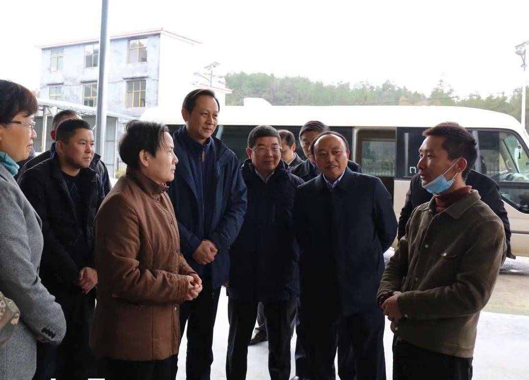 月26日至27日,省人社厅党组书记,厅长刘艳红一行赴恩施州调研脱贫攻坚