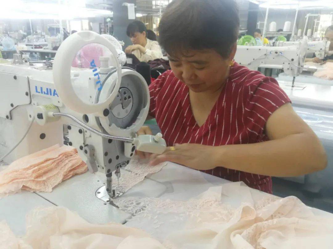 海外华侨在这里开了第一家内衣纺织企业,从此揭开了谷饶镇生产内衣的
