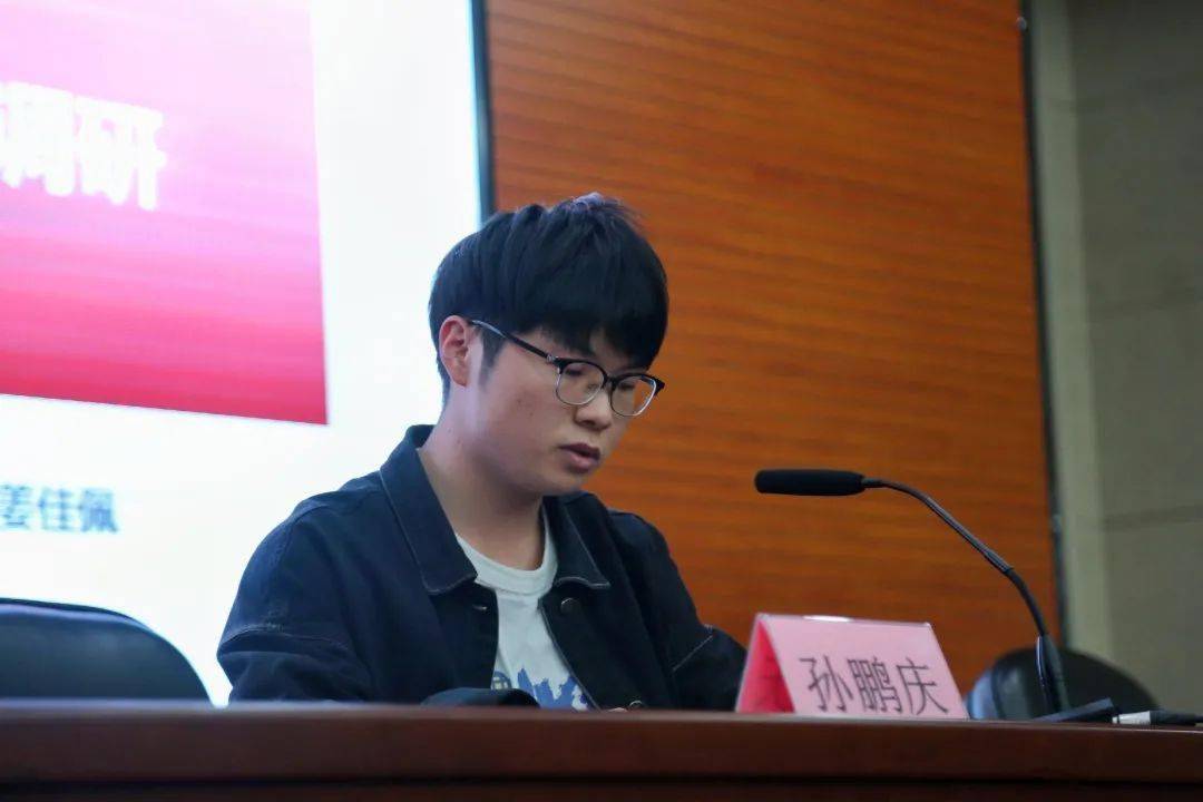 首先,体育学院张凤民老师对同学们进行了讲解,对同学们寒假社会实践的