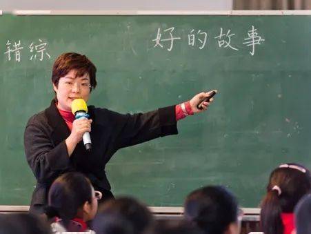 第二课时,奉化区实验小学的葛林高老师带领学生回到文本的"现实"部分.