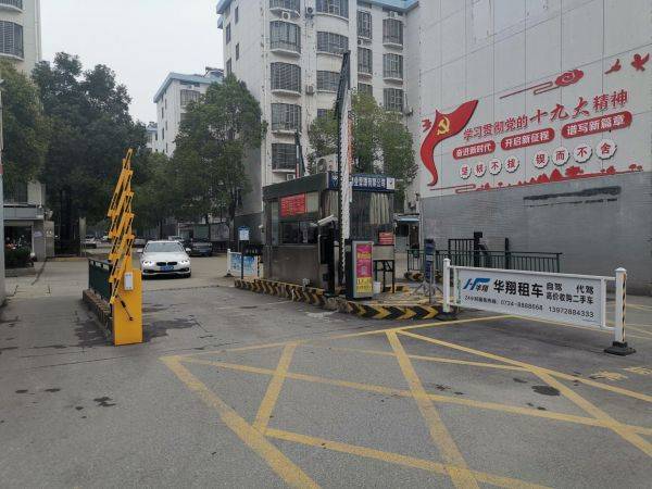 近日,家住月亮湖路宝山学府名苑小区的业主罗先生致电媒体反映,其所在