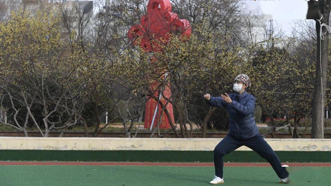 2月21日,市民在中心廣場打太極拳2月21日,曬太陽的老人2月21日,黃河路