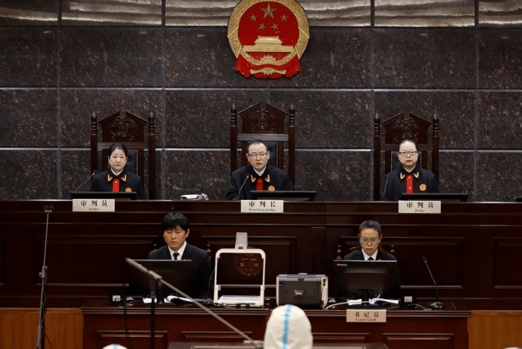 男子驾车连闯两道卡点,撞死一位交警,判了!_赵玉林