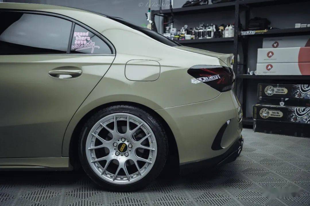 把一叠叠美金摆在挡风玻璃下的奔驰a220这就是土豪的世界吗