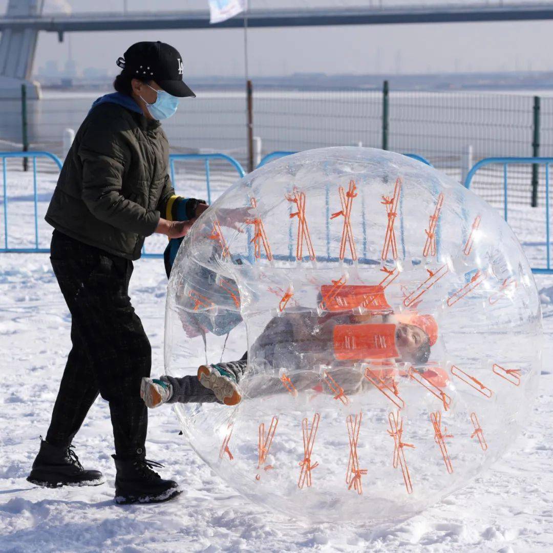 康巴什冰雪主题乐园开园了_雪地