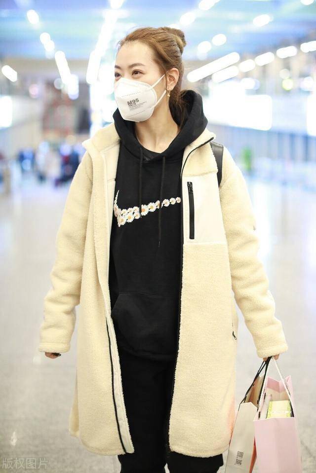 白冰穿黑色卫衣外搭白色摇粒绒现身,扎起丸子头很可爱吧