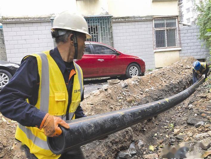 宜昌城区港窑路经鑫苑东方花园小区启动燃气更换老旧管道