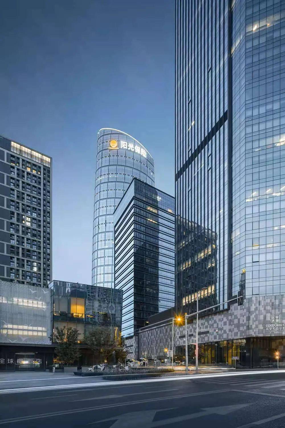 企业天地这边鳞次栉比的写字楼,已经入驻了上千家企业,包括十几家世界