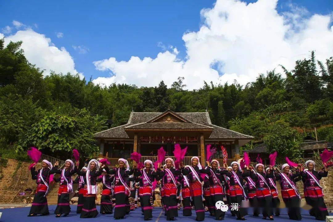 李娜倮这位快乐的拉祜女人,凭着对民族文化的挚热之情,带着她的老达保