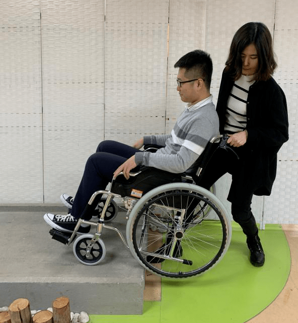 科普知识轮椅上下台阶小技巧